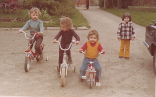Photo de mes cousins et moi à vélo