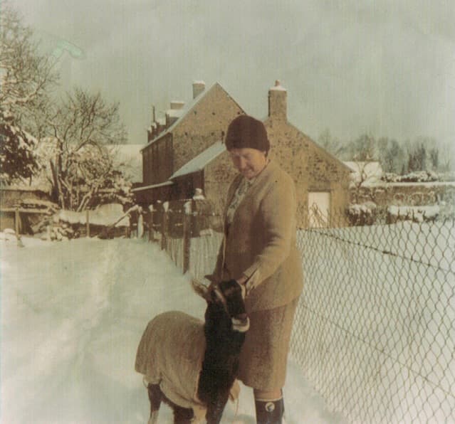 Photo de ma grand mère maternelle près de la maison