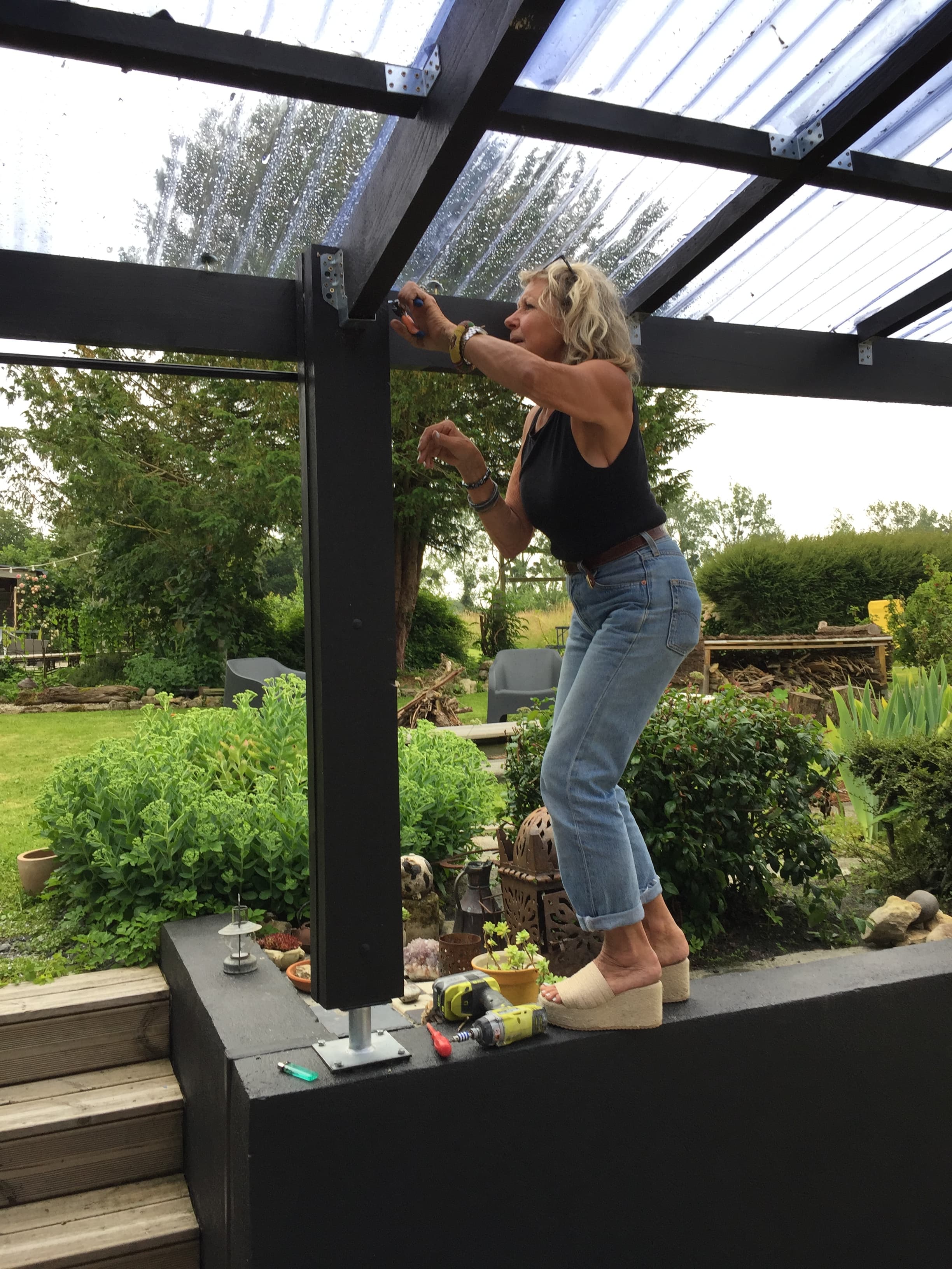 photo de ma mère en trian de bricoler