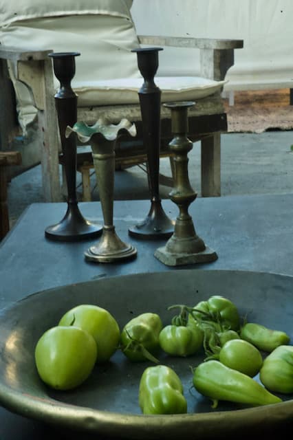 plateau avec des tomates vertes