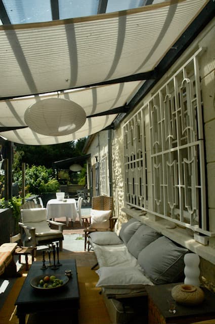 Photo de la véranda avec des canapés