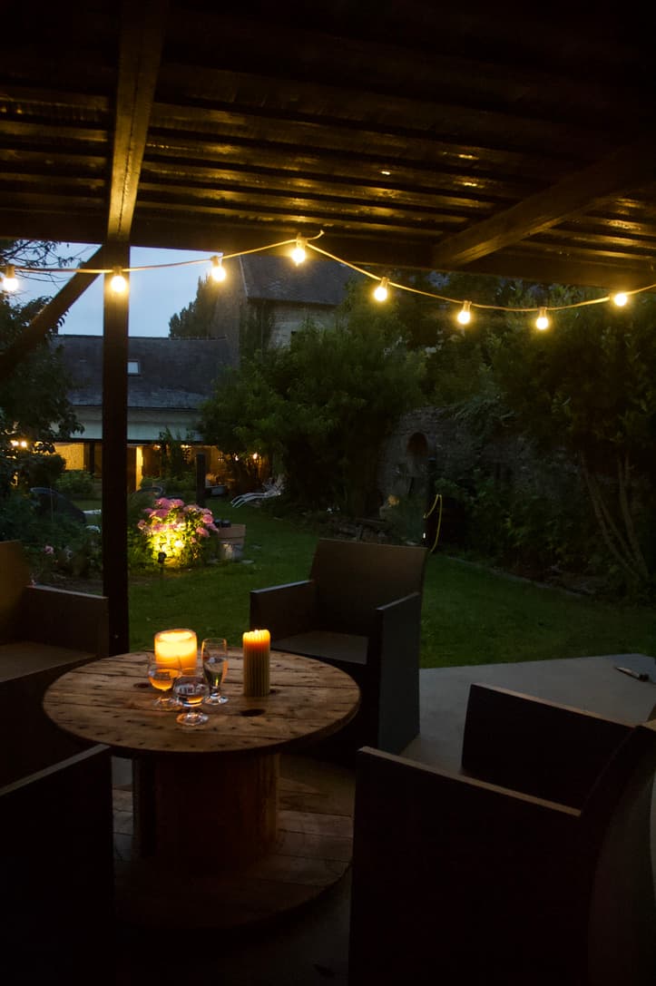 Petite table et fauteuils la nuit