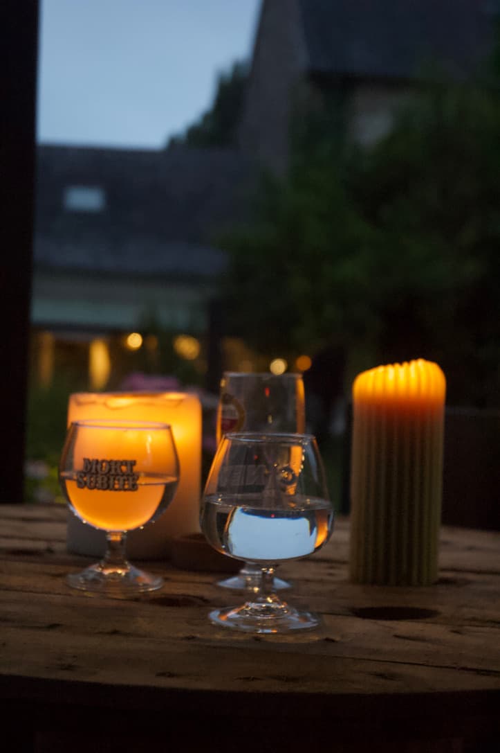 Focus sur des verres et bougie