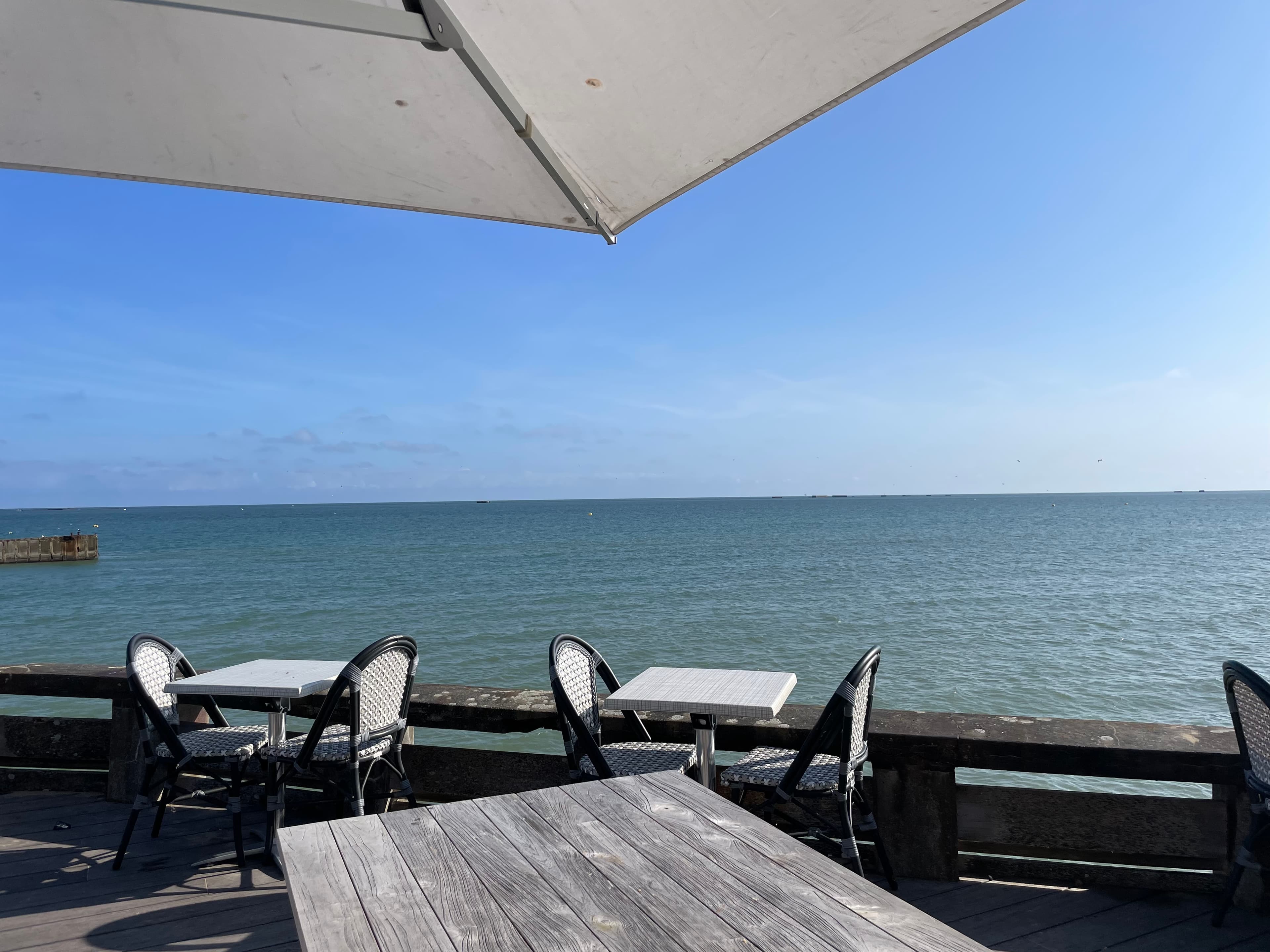 Un verre sur une terrasse de café